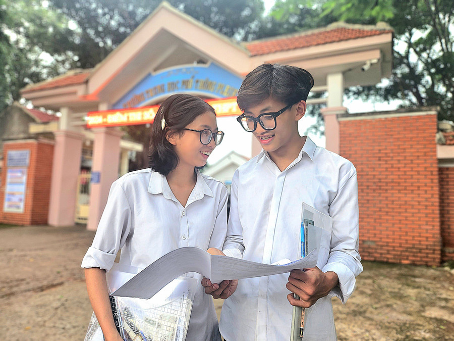 Thí sinh Cao Thiên Phúc(bìa trái)-điểm thi Trường THPT Pleiku phấn khởi trao đổi bài thi môn Toán cùng bạn. Ảnh: Mộc Trà Thí sinh Cao Thiên Phúc(bìa trái)-điểm thi Trường THPT Pleiku phấn khởi trao đổi bài thi môn Toán cùng bạn. Ảnh: Mộc Trà