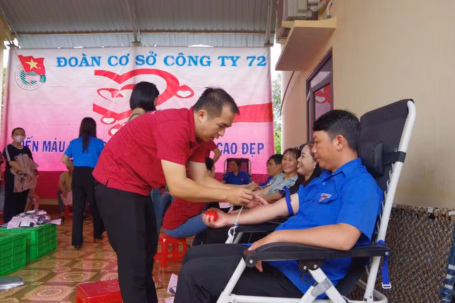 Đông đảo cán bộ, chiến sĩ, người lao động Công ty TNHH một thành viên 72 tham gia hiến máu tình nguyện. Ảnh: H.N