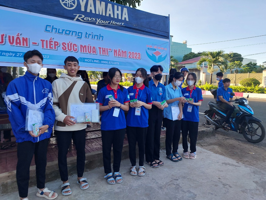 Các thí sinh được hỗ trợ sữa và nước uống tại điểm thi Trường Huỳnh Thúc Kháng (huyện Ia Grai). Ảnh: Nguyễn Diệp