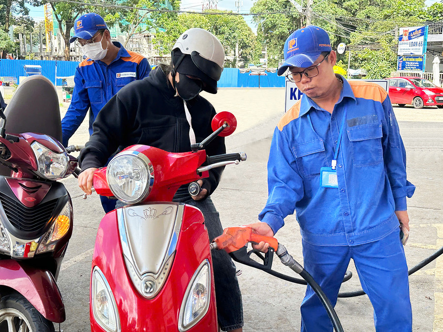 Giá xăng dầu trong nước đồng loạt tăng nhẹ vào chiều 15-8 sau 5 lần giảm liên tiếp. Ảnh: G.B