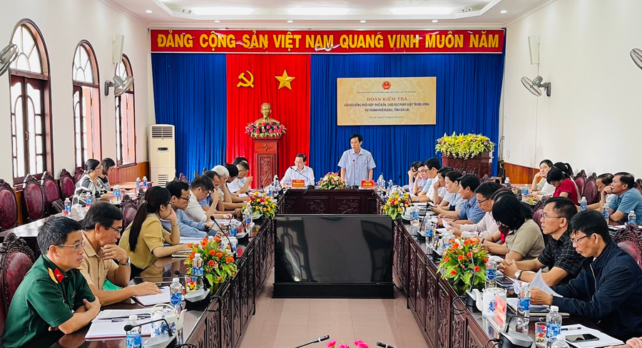 Quang cảnh buổi làm việc của Đoàn kiểm tra của Hội đồng Phối hợp PBGDPL Trung ương với Hội đồng Phối hợp PBGDPL TP. Pleiku. Ảnh: B.B
