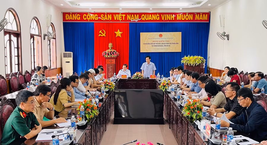 Quang cảnh buổi làm việc của Đoàn kiểm tra của Hội đồng Phối hợp PBGDPL Trung ương với Hội đồng Phối hợp PBGDPL TP. Pleiku. Ảnh: B.B