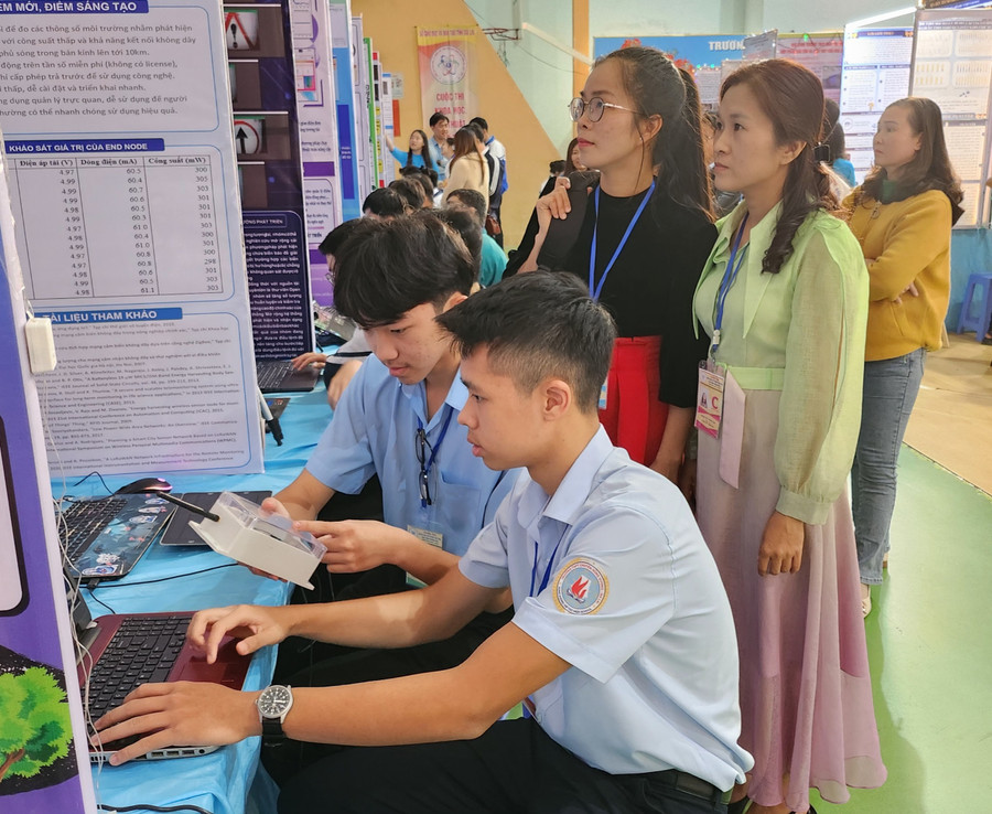 Cuộc thi năm nay có 75 dự án thuộc 30 trường THPT và 10 phòng GD-ĐT tham gia “tranh tài”. Ảnh: Mộc Trà Cuộc thi năm nay có 75 dự án thuộc 30 trường THPT và 10 phòng GD-ĐT tham gia “tranh tài”. Ảnh: Mộc Trà