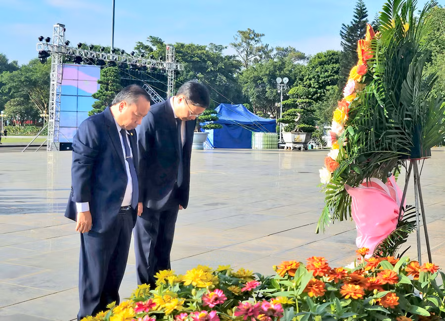 Phó Bí thư Thường trực Tỉnh ủy Châu Ngọc Tuấn (phía ngoài) và Chủ tịch UBND tỉnh Trương Hải Long kính cẩn cúi đầu bày tỏ lòng biết ơn trước anh linh Chủ tịch Hồ Chí Minh. Ảnh: Mộc Trà
