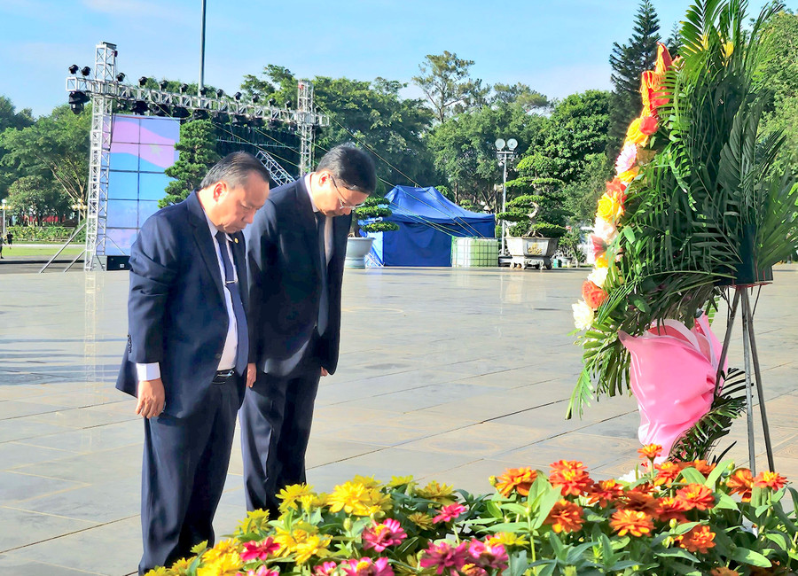 Phó Bí thư Thường trực Tỉnh ủy Châu Ngọc Tuấn (phía ngoài) và Chủ tịch UBND tỉnh Trương Hải Long kính cẩn cúi đầu bày tỏ lòng biết ơn trước anh linh Chủ tịch Hồ Chí Minh. Ảnh: Mộc Trà Phó Bí thư Thường trực Tỉnh ủy Châu Ngọc Tuấn (phía ngoài) và Chủ tịch UBND tỉnh Trương Hải Long kính cẩn cúi đầu bày tỏ lòng biết ơn trước anh linh Chủ tịch Hồ Chí Minh. Ảnh: Mộc Trà
