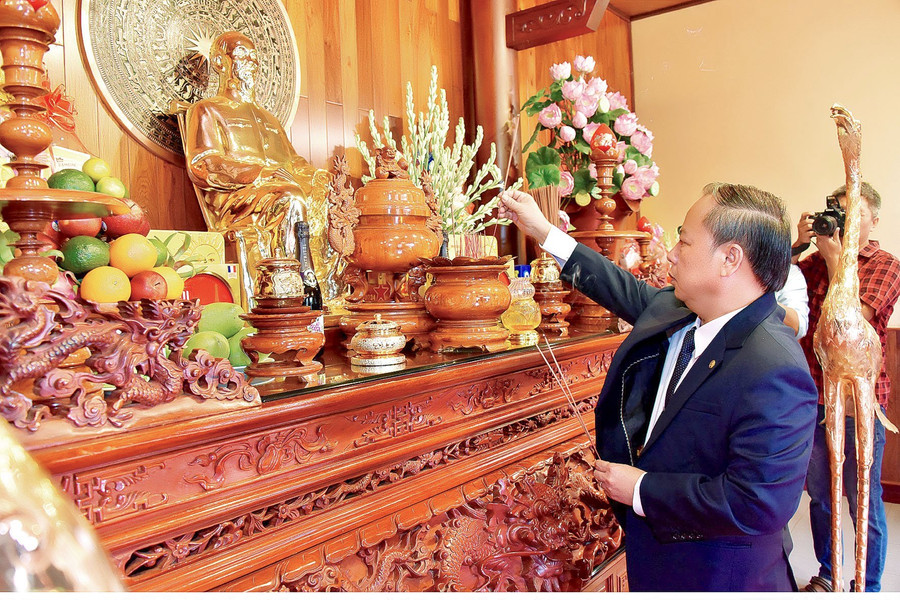 Phó Bí thư Thường trực Tỉnh ủy Châu Ngọc Tuấn dâng hương tưởng niệm tại nơi thờ Bác trong khuôn viên Quảng trường Đại Đoàn Kết (TP. Pleiku). Ảnh: Đức Thụy Phó Bí thư Thường trực Tỉnh ủy Châu Ngọc Tuấn dâng hương tưởng niệm tại nơi thờ Bác trong khuôn viên Quảng trường Đại Đoàn Kết (TP. Pleiku). Ảnh: Đức Thụy