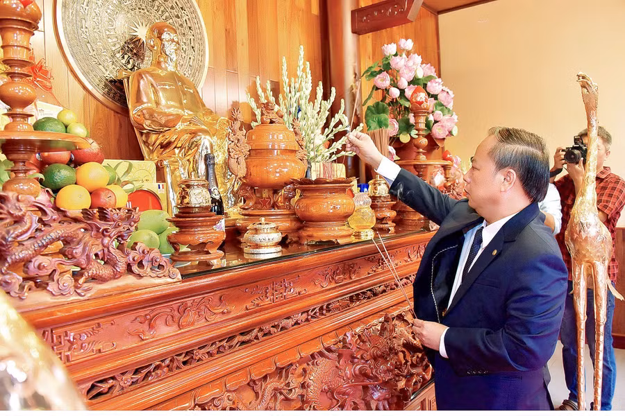 Phó Bí thư Thường trực Tỉnh ủy Châu Ngọc Tuấn dâng hương tưởng niệm tại nơi thờ Bác trong khuôn viên Quảng trường Đại Đoàn Kết (TP. Pleiku). Ảnh: Đức Thụy