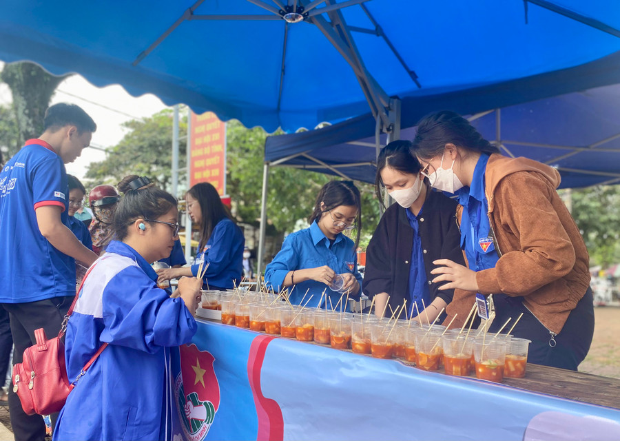 Các tình nguyện viên của điểm thi Trường THPT Phan Bội Châu (TP. Pleiku) chuẩn bị món ăn Tokbokki động viên tinh thần cho sĩ tử sau khi kết thúc kỳ "vượt vũ môn". Ảnh: Lam Nguyên