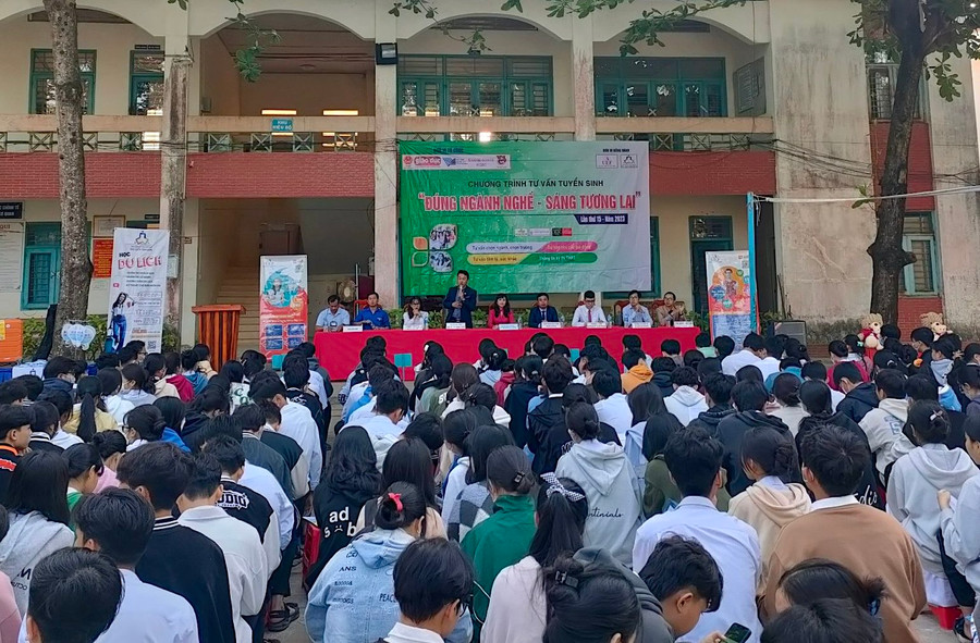 Quang cảnh chương trình tư vấn tuyển sinh "Đúng ngành nghề-Sáng tương lai" năm 2023 tại Gia Lai. Ảnh: Mộc Trà