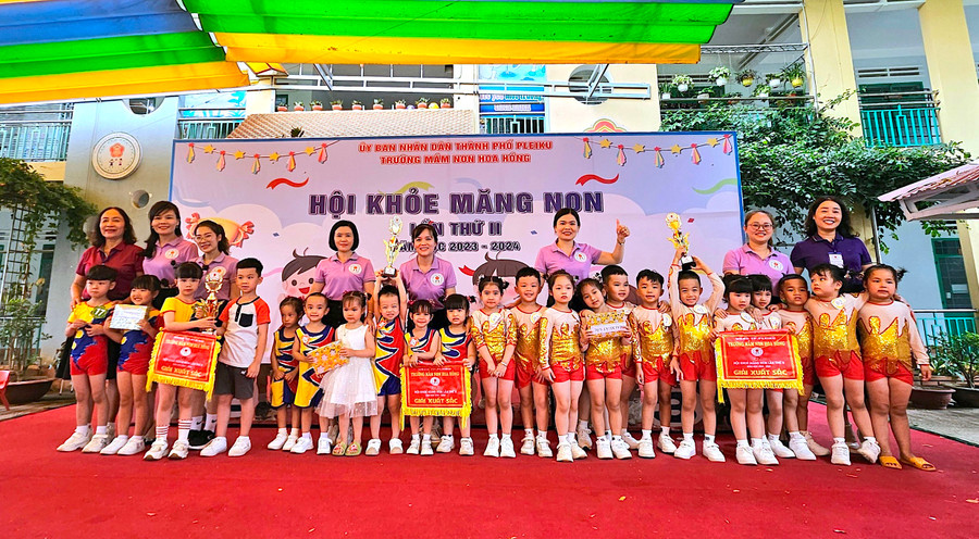 Cô Trần Thị Thủy-Hiệu trưởng Trường Mầm non Hoa Hồng (bìa phải) trao thưởng cho 3 lớp đạt giải xuất sắc. Ảnh: Mộc Trà Cô Trần Thị Thủy-Hiệu trưởng Trường Mầm non Hoa Hồng (bìa phải) trao thưởng cho 3 lớp đạt giải xuất sắc. Ảnh: Mộc Trà