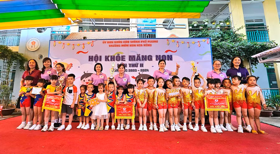 Cô Trần Thị Thủy-Hiệu trưởng Trường Mầm non Hoa Hồng (bìa phải) trao thưởng cho 3 lớp đạt giải xuất sắc. Ảnh: Mộc Trà