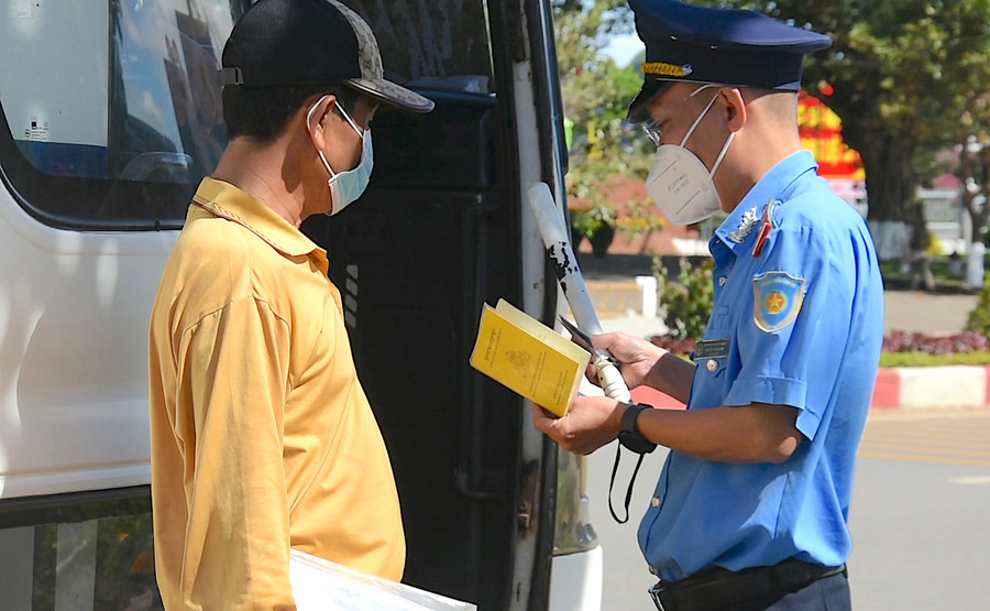 Lực lượng Thanh tra giao thông (Sở Giao thông-Vận tải) ra quân làm việc ngay từ ngày đầu năm mới. Ảnh: Hà Phương