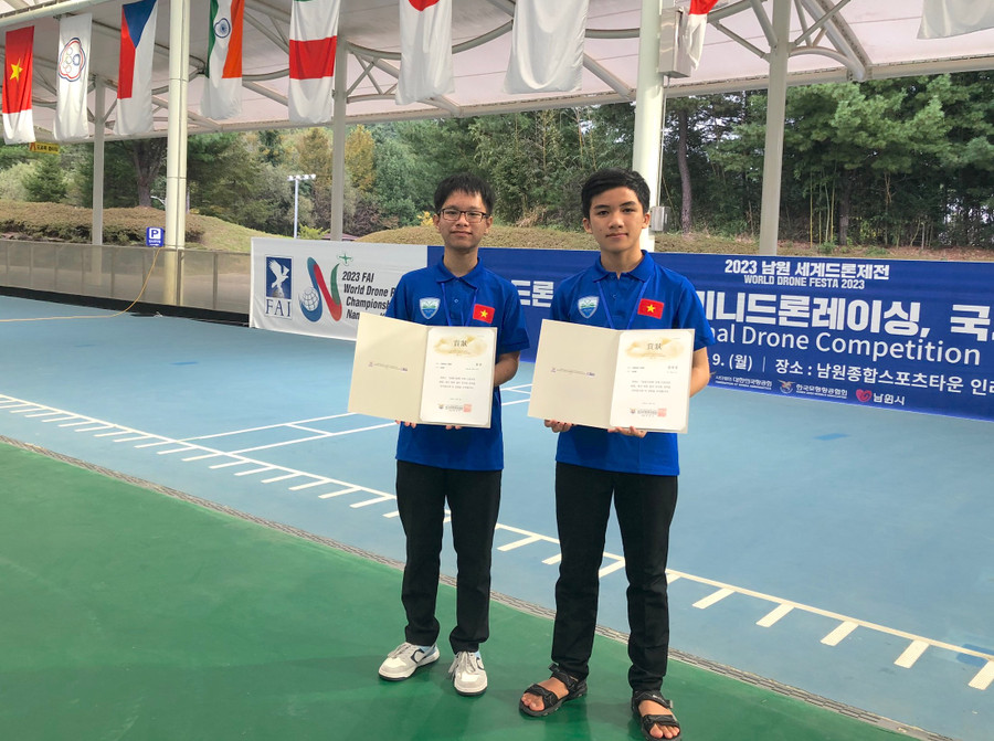 Hai em Nguyễn Minh Hiếu (bìa trái) và Võ Đăng Tuệ (cùng học lớp 10A7, Trường THPT Chi Lăng) đã đạt giải ba và khuyến khích tại Cuộc thi lập trình Drone quốc tế FAI 2023. Ảnh: ĐVCC