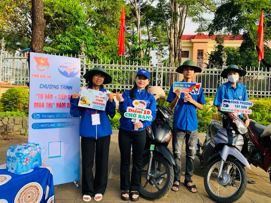 Các tình nguyện viên của TP. Pleiku sẵn sàng đưa đón thí sinh miễn phí. Ảnh: Phan Lài Các tình nguyện viên của TP. Pleiku sẵn sàng đưa đón thí sinh miễn phí. Ảnh: Phan Lài