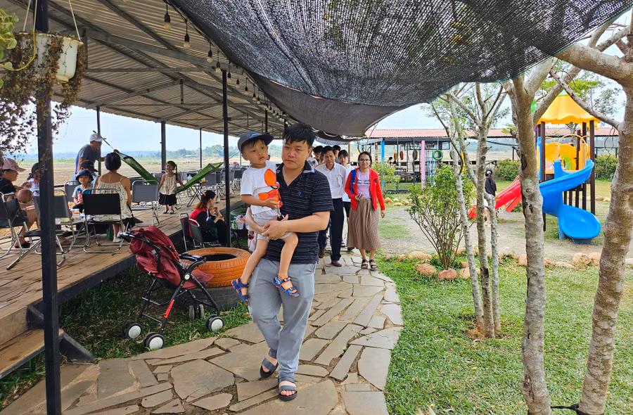 Nhiều khách du lịch trong và ngoài tỉnh đã tìm đến Alpaca Farm để vui chơi trong những ngày đầu của kỳ nghỉ lễ 30-4 và 1-5. Ảnh: Mộc Trà