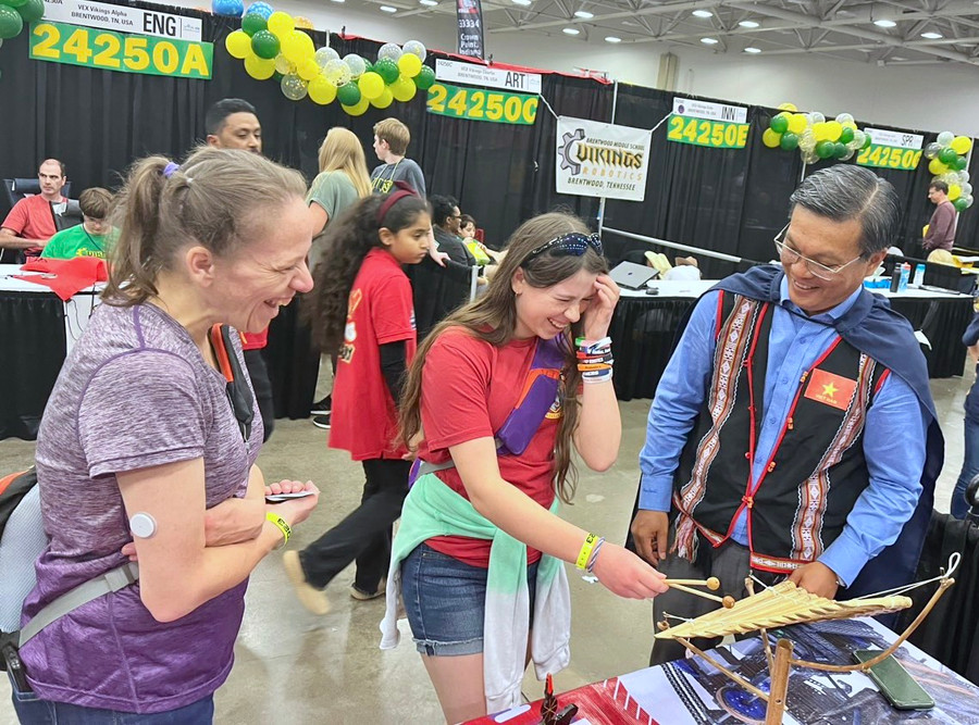 Thầy Đỗ Bách Khoa-Hiệu trưởng Trường THPT Chi Lăng (bìa phải) giới thiệu nét văn hóa truyền thống của Tây Nguyên đến với bạn bè quốc tế tại VEX Robotics World Championship 2023. Ảnh: ĐVCC Thầy Đỗ Bách Khoa-Hiệu trưởng Trường THPT Chi Lăng (bìa phải) giới thiệu nét văn hóa truyền thống của Tây Nguyên đến với bạn bè quốc tế tại VEX Robotics World Championship 2023. Ảnh: ĐVCC