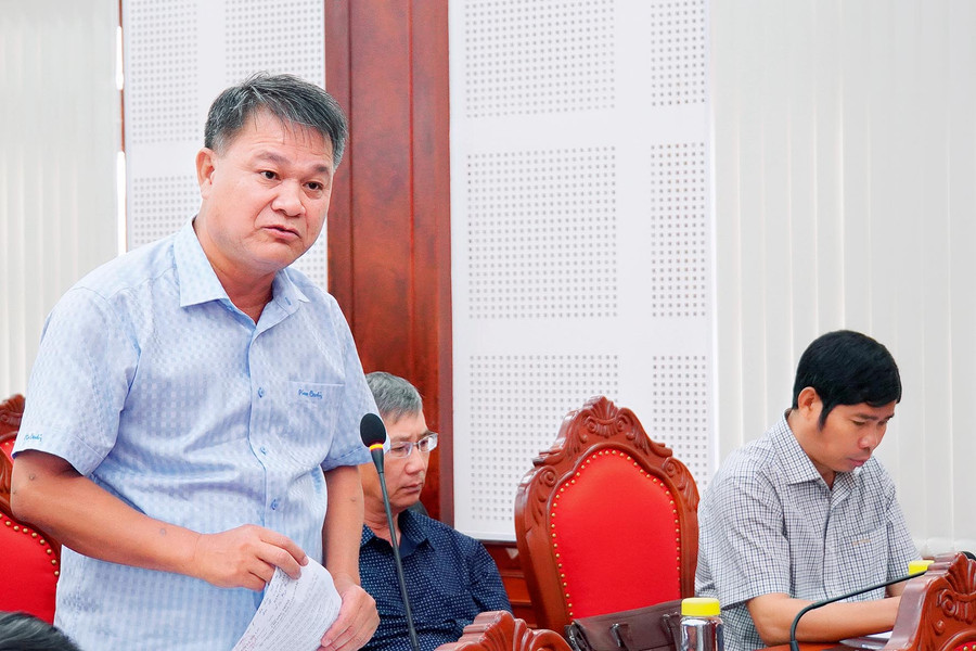 Bí thư Huyện ủy Chư Prông Đinh Văn Dũng bày tỏ lo lắng trước tình trạng người dân phát triển "nóng" diện tích sầu riêng và chanh dây. Ảnh: Đức Thụy Bí thư Huyện ủy Chư Prông Đinh Văn Dũng bày tỏ lo lắng trước tình trạng người dân phát triển "nóng" diện tích sầu riêng và chanh dây. Ảnh: Đức Thụy