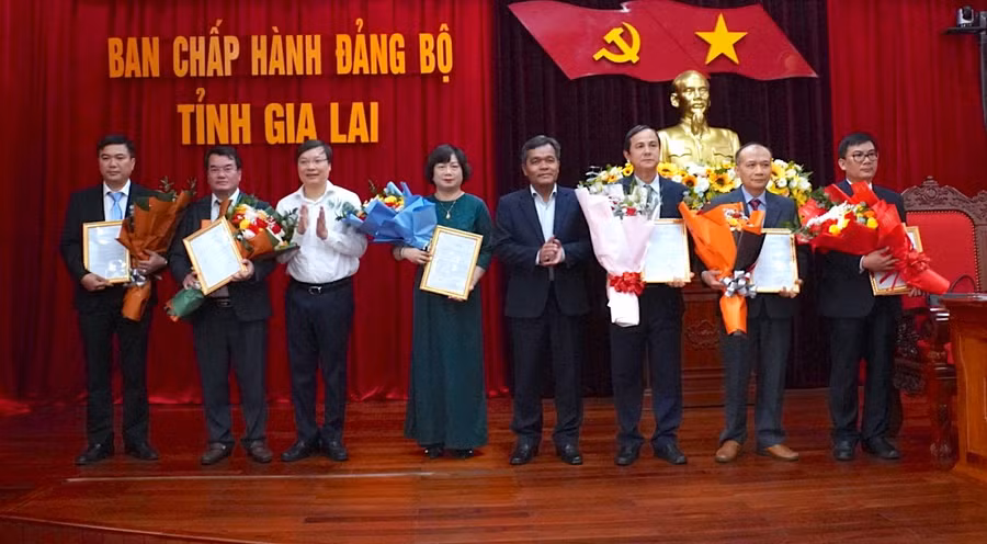 Bí thư Tỉnh ủy Hồ Văn Niên (thứ 4 từ phải sang) và Chủ tịch UBND tỉnh Trương Hải Long (thứ 3 từ trái sang) trao quyết định, tặng hoa chúc mừng các đồng chí được điều động, bổ nhiệm. Ảnh: Đức Thụy