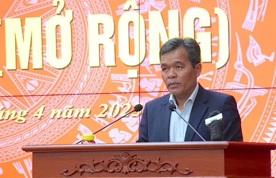 Bí thư Tỉnh ủy Hồ Văn Niên phát biểu giao nhiệm vụ cho các đồng chí được điều động, bổ nhiệm. Ảnh: Đức Thụy