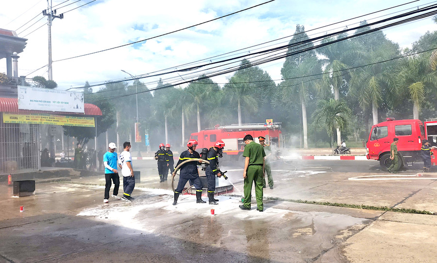 Quang cảnh buổi thực tập chữa cháy và CNCH tại tổ 6, thị trấn Kbang, huyện Kbang. Ảnh: H.N Quang cảnh buổi thực tập chữa cháy và CNCH tại tổ 6, thị trấn Kbang, huyện Kbang. Ảnh: H.N