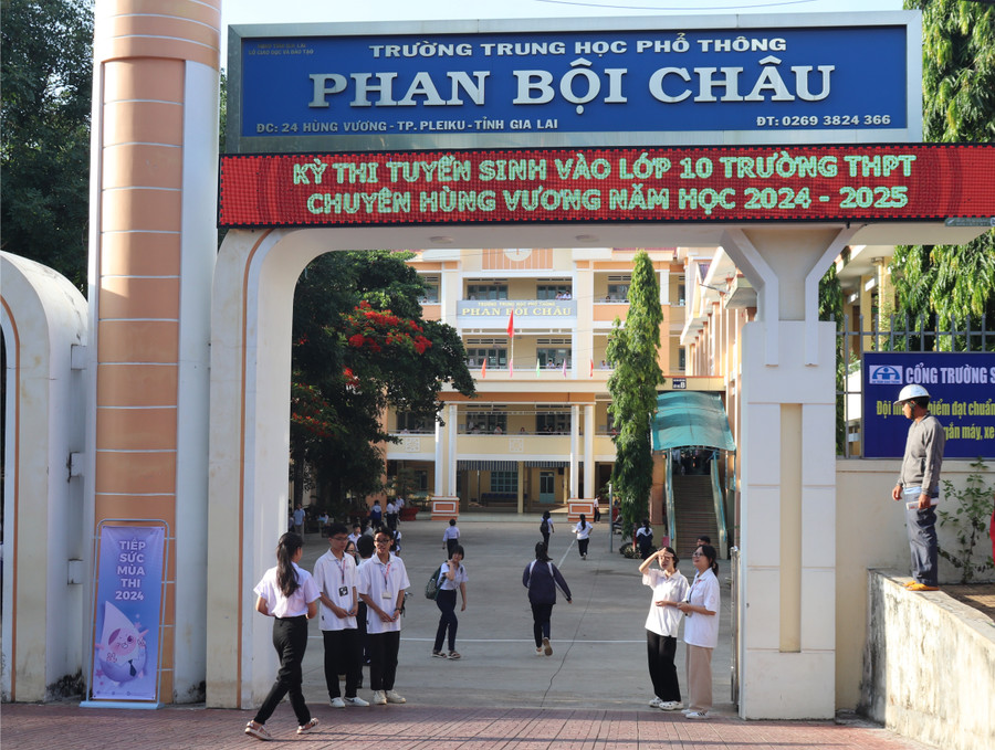 Từ sáng sớm, nhiều thí sinh đã có mặt tại điểm thi Trường THPT Phan Bội Châu để sẵn sàng cho kỳ thi tuyển sinh vào lớp 10 Trường THPT chuyên Hùng Vương. Ảnh: Lạc Hà Từ sáng sớm, nhiều thí sinh đã có mặt tại điểm thi Trường THPT Phan Bội Châu để sẵn sàng cho kỳ thi tuyển sinh vào lớp 10 Trường THPT chuyên Hùng Vương. Ảnh: Lạc Hà