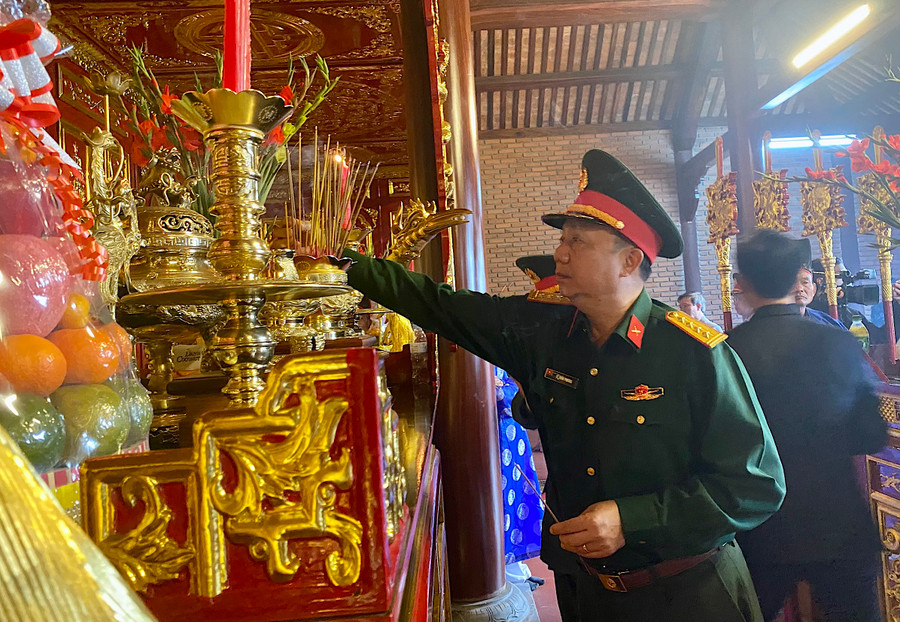 Lực lượng vũ trang dâng hương tưởng niệm anh em, tướng sĩ nhà Tây Sơn. Ảnh: Mộc Trà