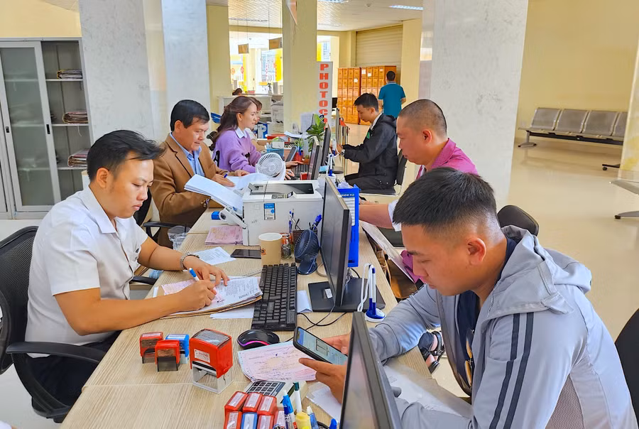 Người dân đến giải quyết TTHC tại Bộ phận tiếp nhận và trả kết quả giải quyết TTHC của UBND TP. Pleiku. Ảnh: Mộc Trà