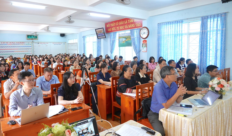 Các đại biểu dự hội nghị tập huấn sử dụng Tài liệu Giáo dục địa phương tỉnh Gia Lai lớp 9 tại điểm cầu Trường THPT chuyên Hùng Vương. Ảnh: Mộc Trà