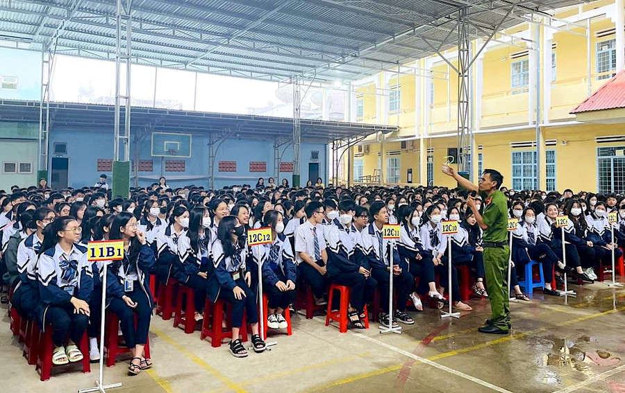 Các cơ sở giáo dục phối hợp với Công an các cấp đẩy mạnh tuyên truyền, phổ biến, giáo dục pháp luật phòng-chống ma túy cho học sinh. Ảnh: Mộc Trà