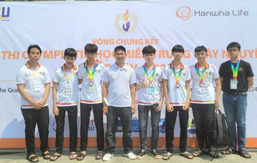 Học sinh Trường THPT chuyên Hùng Vương (TP. Pleiku) đạt được 5 huy chương ở bảng siêu cúp và không chuyên Tin. Ảnh: ĐVCC Học sinh Trường THPT chuyên Hùng Vương (TP. Pleiku) đạt được 5 huy chương ở bảng siêu cúp và không chuyên Tin. Ảnh: ĐVCC