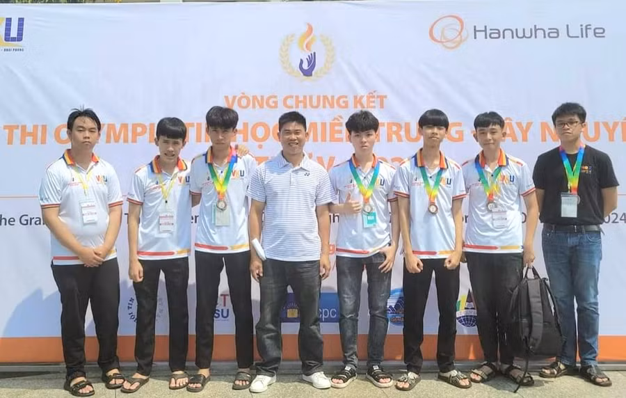 Học sinh Trường THPT chuyên Hùng Vương (TP. Pleiku) đạt được 5 huy chương ở bảng siêu cúp và không chuyên Tin. Ảnh: ĐVCC