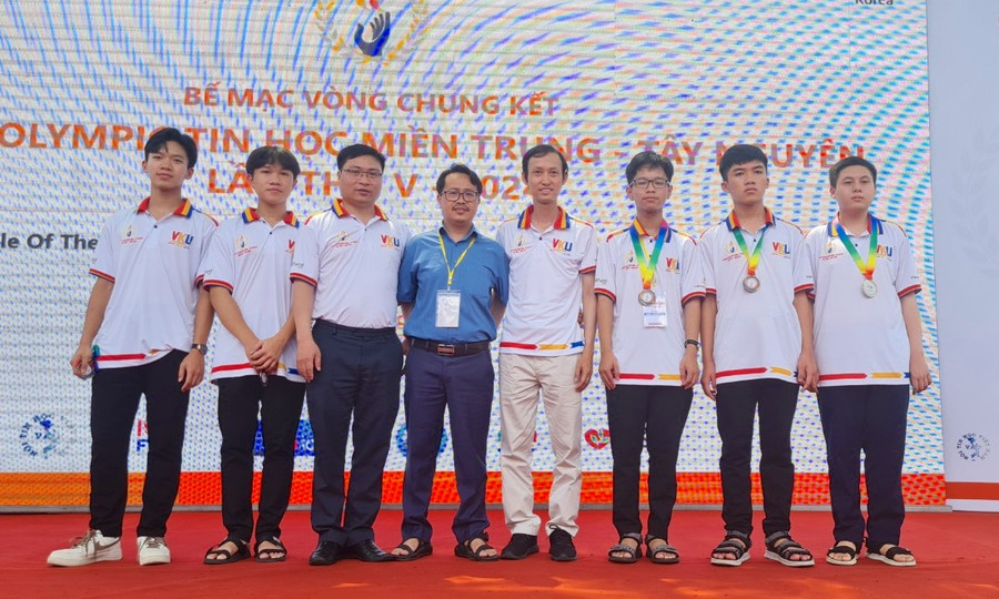 Trường THPT Chi Lăng (TP. Pleiku) có 4 học sinh đạt huy chương trong tổng số 6 em tham gia tranh tài tại vòng chung kết Olympic Tin học miền Trung-Tây Nguyên lần thứ V. Ảnh: ĐVCC Trường THPT Chi Lăng (TP. Pleiku) có 4 học sinh đạt huy chương trong tổng số 6 em tham gia tranh tài tại vòng chung kết Olympic Tin học miền Trung-Tây Nguyên lần thứ V. Ảnh: ĐVCC