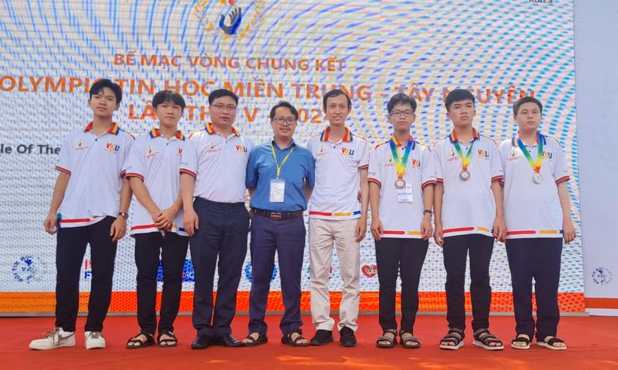 Trường THPT Chi Lăng (TP. Pleiku) có 4 học sinh đạt huy chương trong tổng số 6 em tham gia tranh tài tại vòng chung kết Olympic Tin học miền Trung-Tây Nguyên lần thứ V. Ảnh: ĐVCC