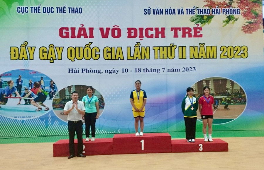 Vận động viên H'Yiễm (đoàn Gia Lai) đạt huy chương vàng Đẩy gậy ở hạng cân 65 kg nữ. Ảnh: Trường Phong