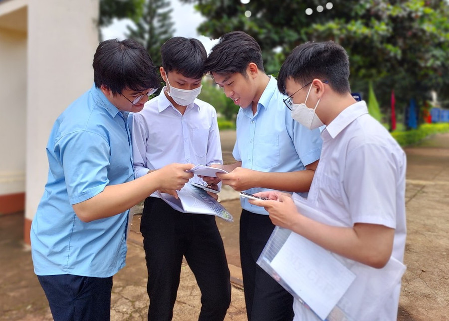 Thí sinh trao đổi bài sau khi hoàn thành môn thi cuối cùng. Ảnh: Nguyễn Diệp