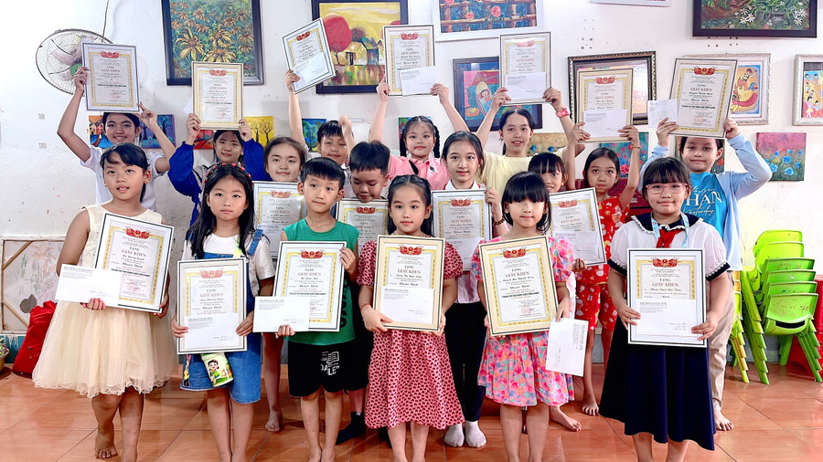 17 học sinh Gia Lai đạt giải ở cả 2 thể loại vẽ tranh và sáng tác thơ văn. Ảnh: ĐVCC 17 học sinh Gia Lai đạt giải ở cả 2 thể loại vẽ tranh và sáng tác thơ văn. Ảnh: ĐVCC