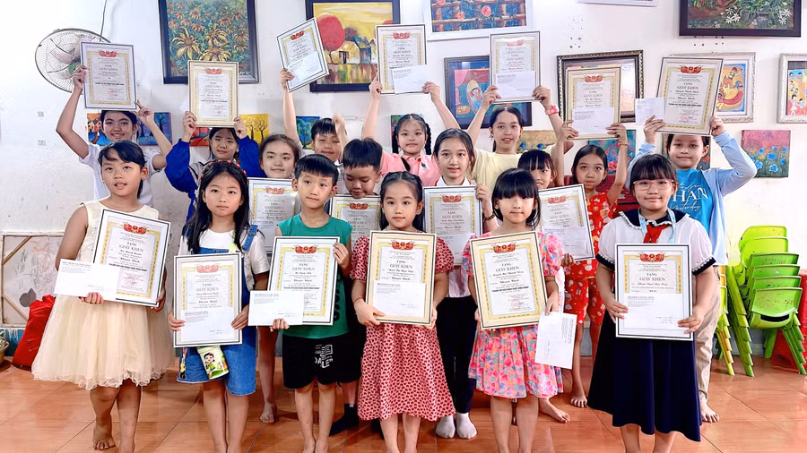 17 học sinh Gia Lai đạt giải ở cả 2 thể loại vẽ tranh và sáng tác thơ văn. Ảnh: ĐVCC