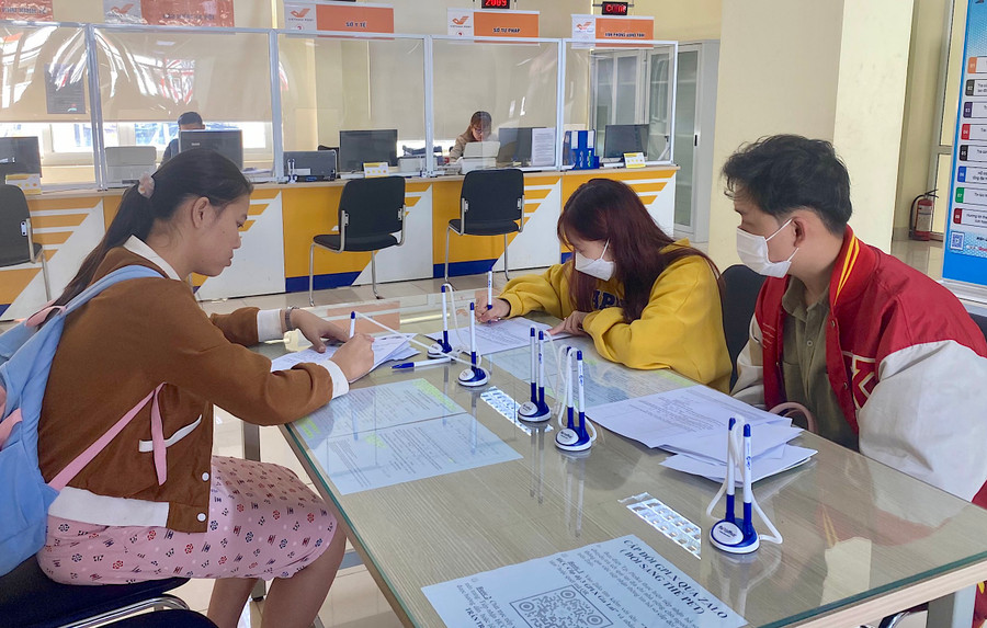 Nhu cầu giải quyết thủ tục hành chính của người dân chủ yếu liên quan đến giấy phép lái xe, lý lịch tư pháp, căn cước công dân, đất đai… Ảnh: Mộc Trà