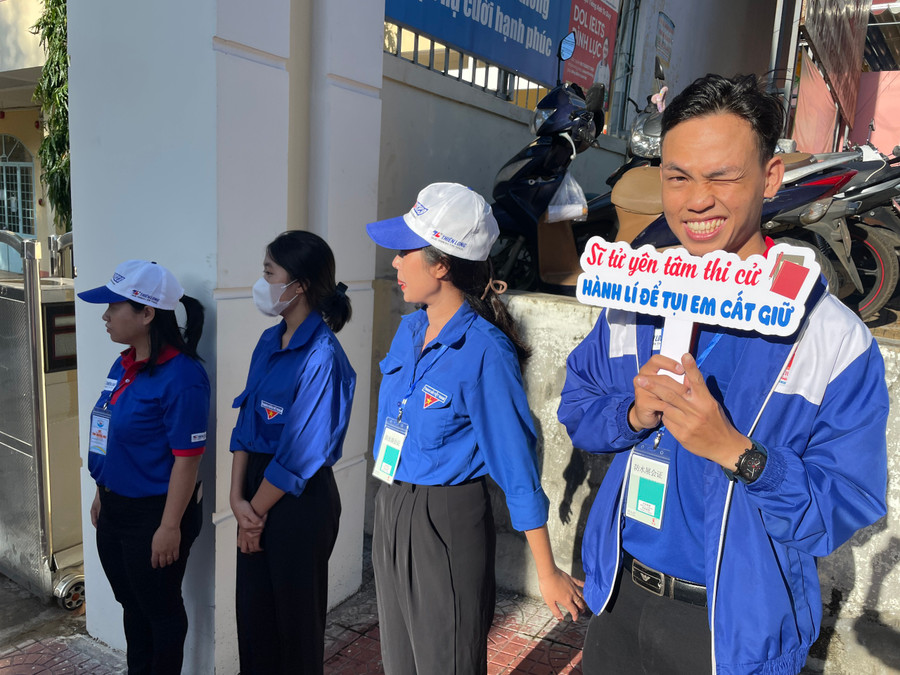 Một cách động viên tinh thần hết sức đáng yêu, giúp thí sinh giảm căng thẳng trước khi làm bài. Ảnh: Lam Nguyên