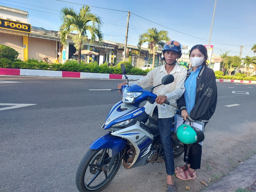 Từ sáng sớm, ông Lê Văn Tép (thôn 6, xã Ia Tô, huyện Ia Grai) đưa con gái đến điểm thi Trường THPT Huỳnh Thúc Kháng. Ảnh: Nguyễn Diệp