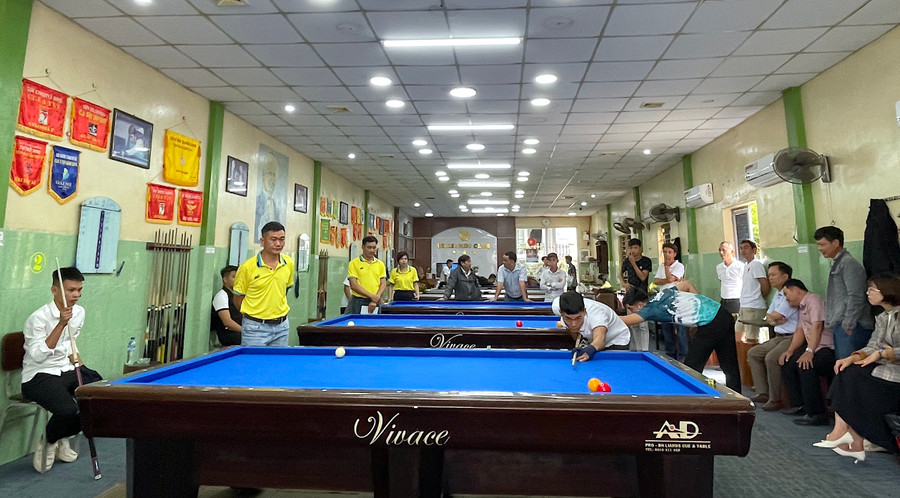 Các cơ thủ tranh tài ở Giải Vô địch Billiards Carom mở rộng năm 2024. Ảnh: T.M Các cơ thủ tranh tài ở Giải Vô địch Billiards Carom mở rộng năm 2024. Ảnh: T.M