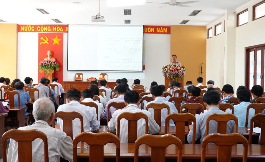 Đại diện Sở GD-ĐT trình bày dự thảo phương thức tuyển sinh lớp 10 THPT công lập năm học 2024-2025 và những năm tiếp theo của tỉnh Gia Lai. Ảnh: Mộc Trà