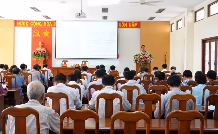 Đại diện Sở GD-ĐT trình bày dự thảo phương thức tuyển sinh lớp 10 THPT công lập năm học 2024-2025 và những năm tiếp theo của tỉnh Gia Lai. Ảnh: Mộc Trà