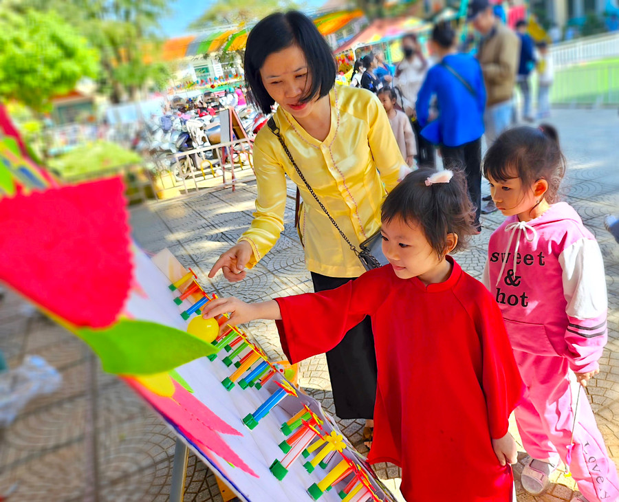 Đặc biệt, trẻ được thỏa thích tham gia các trò chơi dân gian như: ném vòng vào heo, đập niêu, bóng tìm quà, vòng quay may mắn, bịt mắt đánh trống, tô tượng, câu cá… và nhận những phần quà yêu thích. Đặc biệt, trẻ được thỏa thích tham gia các trò chơi dân gian như: ném vòng vào heo, đập niêu, bóng tìm quà, vòng quay may mắn, bịt mắt đánh trống, tô tượng, câu cá… và nhận những phần quà yêu thích.