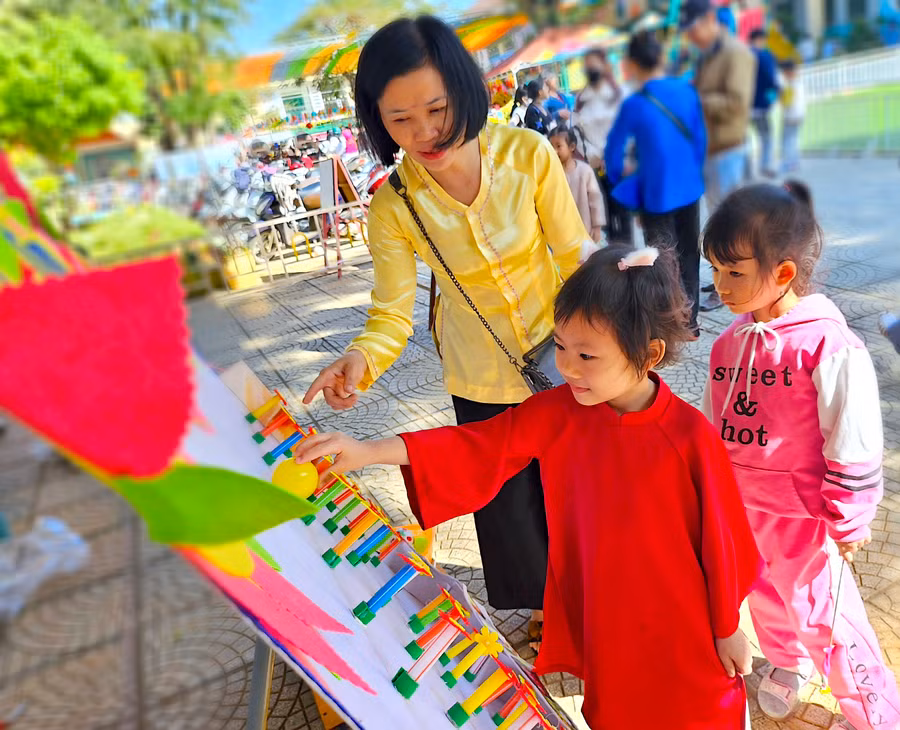 Đặc biệt, trẻ được thỏa thích tham gia các trò chơi dân gian như: ném vòng vào heo, đập niêu, bóng tìm quà, vòng quay may mắn, bịt mắt đánh trống, tô tượng, câu cá… và nhận những phần quà yêu thích.