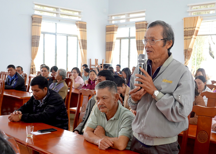 Cử tri nêu ý kiến tại buổi tiếp xúc. Ảnh: Mộc Trà Cử tri nêu ý kiến tại buổi tiếp xúc. Ảnh: Mộc Trà