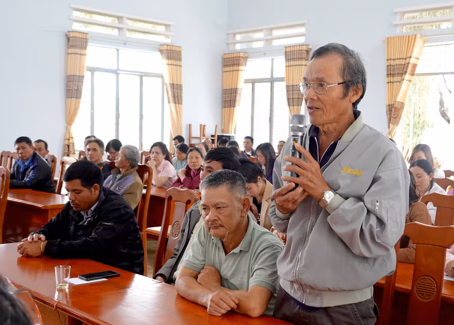 Cử tri nêu ý kiến tại buổi tiếp xúc. Ảnh: Mộc Trà