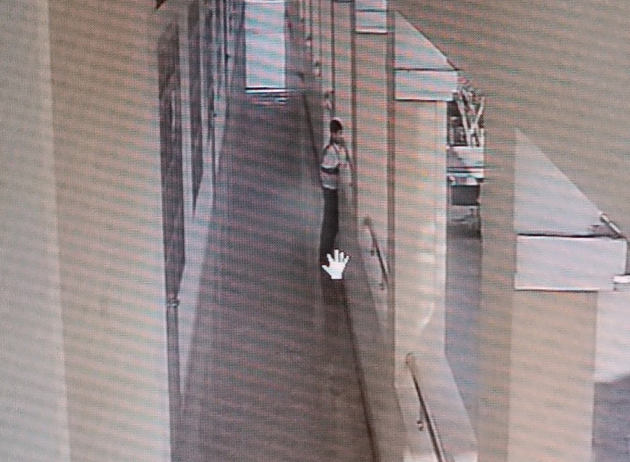 Hình ảnh trích xuất từ camera lúc em H.T.K đang ở tầng 3 của trường và chuẩn bị nhảy xuống đất. Ảnh: ĐVCC Hình ảnh trích xuất từ camera lúc em H.T.K đang ở tầng 3 của trường và chuẩn bị nhảy xuống đất. Ảnh: ĐVCC