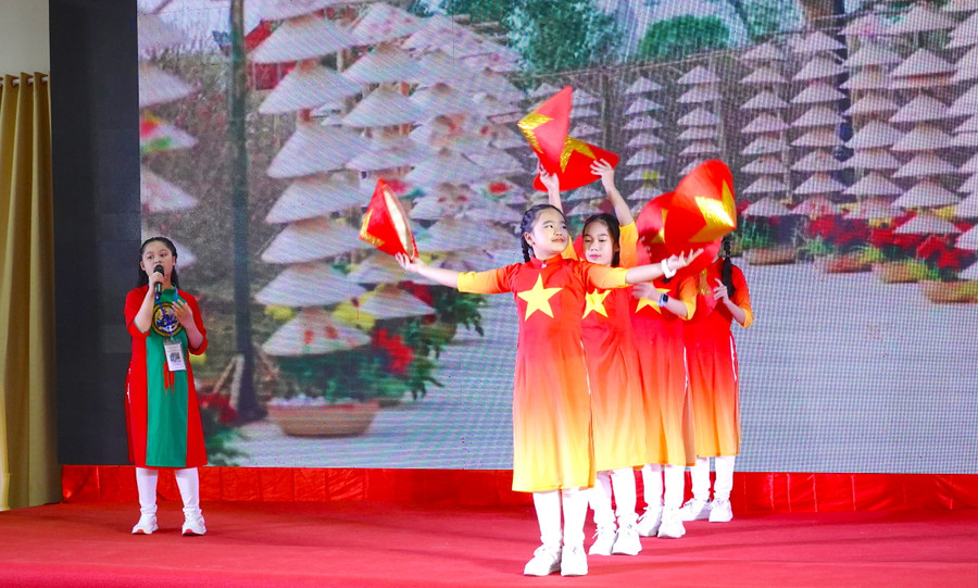 Thí sinh dự thi vòng chung kết Cuộc thi Tài năng tiếng Anh trong học sinh phổ thông toàn tỉnh lần thứ II năm 2022. Ảnh: Mộc Trà