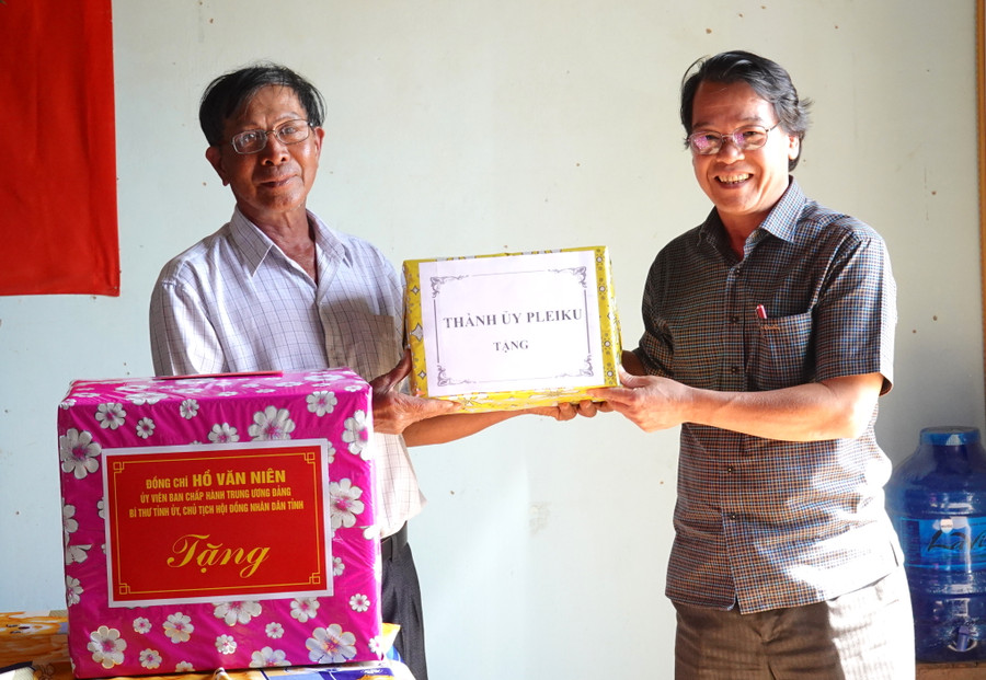 Phó Bí thư Thường trực Thành ủy Pleiku Trần Xuân Quang (bìa phải) trao tặng phần quà cho Chi bộ 6. Ảnh: Mộc Trà Phó Bí thư Thường trực Thành ủy Pleiku Trần Xuân Quang (bìa phải) trao tặng phần quà cho Chi bộ 6. Ảnh: Mộc Trà
